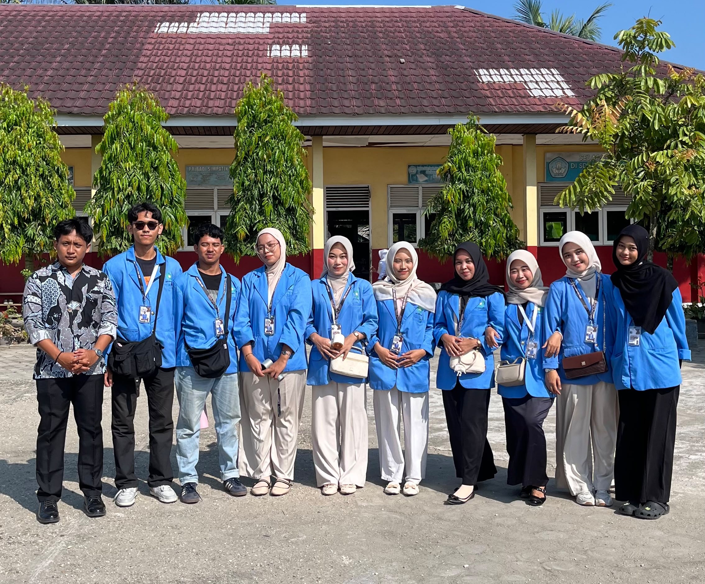 Foto formal Tim KKN Pangkalan Kasai 2026 di depan Kantor Kelurahan