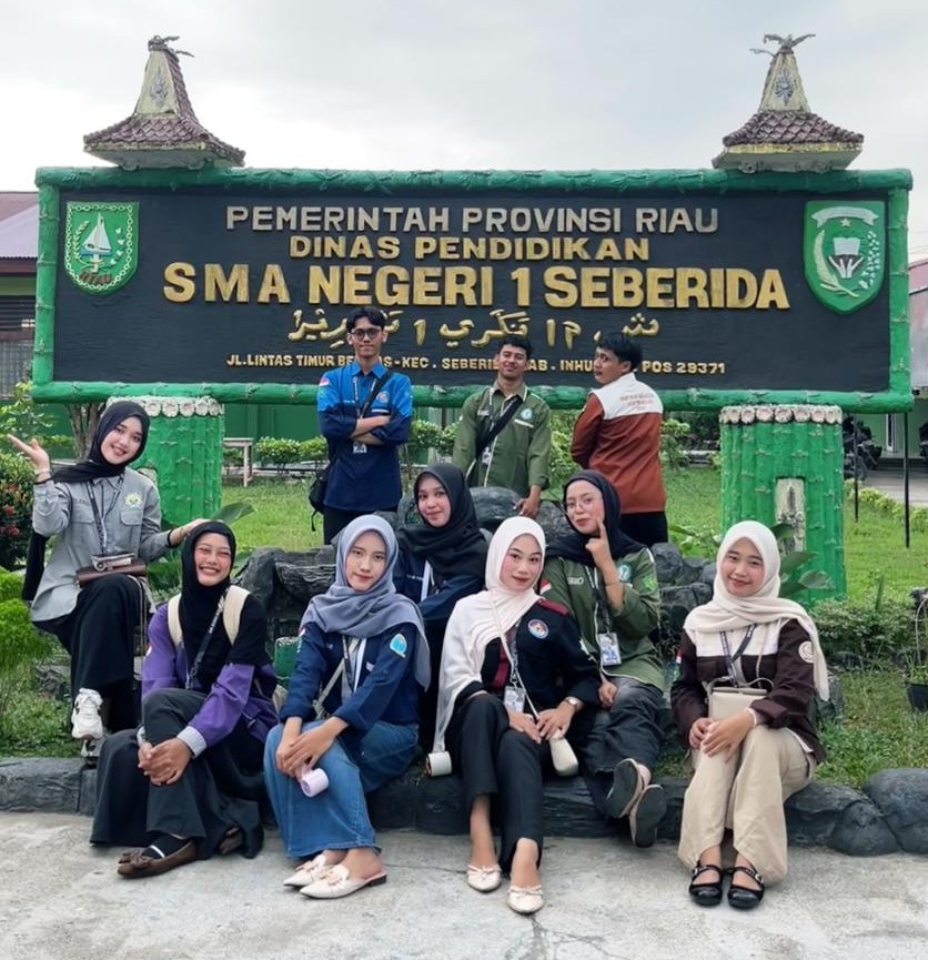 Foto Tim KKN Pangkalan Kasai 2026 di depan SMA Negeri 1 Seberida