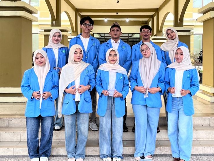 Foto formal Tim KKN Pangkalan Kasai 2026 di depan Kantor Kelurahan